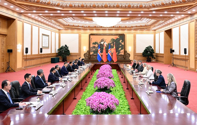 习近平会见冰岛总统托马斯多蒂尔